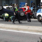 El vehículo colisionó con los coches que se encontraban aparcados en la avenida de Astorga, en La Virgen.