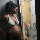 Tainara Lourenco, 21 años, desempleada y embarazada de cinco meses, en la entrada de su casa en un barrio de chabolas de Recife (Brasil), el 29 de enero.