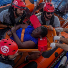 La única superviviente hallada en el barco medio hundido en aguas de Libia, este martes. /