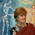 La pintora Ángela Merayo posa ante una de sus obras.