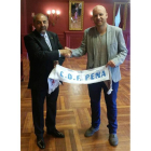 Adrián Benavides, a la derecha, cerró ayer su renovación. DL