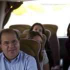 Juan Vicente Herrera, con las periodistas en el autobús electoral.