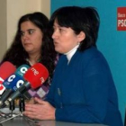 Mari Carmen Fernández y Ángela Marqués, ayer en la sede comarcal del PSOE.