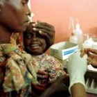 Un niño de Mozambique llora mientras le ponen una vacuna contra la malaria