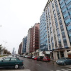 El boulevard Juan Carlos I, con la Torre al fondo, es el eje vertebrador del barrio más nuevo, el de La Rosaleda. En el resto de fotografías: el puente del Centenario que atraviesa el río Sil y conecta la parte baja con la zona alta de la ciudad; el centr