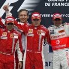 Kimi Raikkonen celebra su victoria en el podio de Magny-Cours