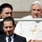 Imagen de archivo de Paolo Gabriele (primer plano), viajando con el papa Benedicto XVI.