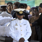 Graca Machel, a la derecha, segunda esposa de Mandela, visita la capilla ardiente.