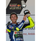 Rossi, feliz con su trofeo en el podio de Jerez. VIDAL