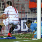 Kevin Gameiro tras marcar gol ante el portero chileno del FC Barcelona, Claudio Bravo, el segundo del equipo.