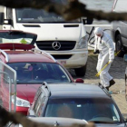 Un forense examina elcoche rojo del fallidoatentado de Amberes.