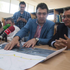 Martínez Majo y David Fernández, alcalde de Valverde, ayer revisando el proyecto. F. OTERO PERANDONES