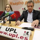 Rosa María Fernández Velilla y Julio González Rivo, en la sede. RAMIRO