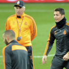 Ancelotti con Ronaldo y Benzemá en un entrenamiento.