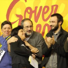 Antonio Baños abraza a Anna Gabriel, durante la jornada de trabajo de la CUP en Manresa, ayer.