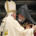 El Papa Francisco abraza a Aram I, líder de la iglesia católica armenia.