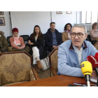 Adolfo Canedo, ayer en la rueda de prensa en Cacabelos. L. DE LA MATA