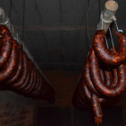Chorizos en proceso de curación.