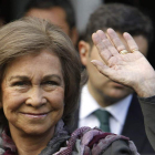 La reina en el momento de abandonar el hospital.