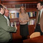 El fiscal superior Manuel Martín Granizo (Dcha.) charla con responsables de Justicia de Ponferrada