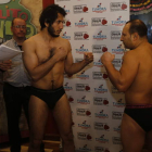 El catarí Fahad Al Thani (a la izquierda) ayer en el pesaje ante el rival al que se medirá, el rumano Giompirica. MARCIANO PÉREZ