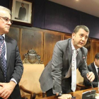 Riesco, ayer en el salón de plenos, entre Juan Elicio Fierro y Reiner Cortés.