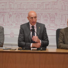 Alfonso Vázquez Varela de Seijas, José Antonio Diez y Elías García Fernández, ayer durante la presentación del congreso. J. NOTARIO