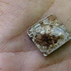 La medalla con una Virgen en relieve hallada entre los objetos que acompañaron a Genara Fernández..