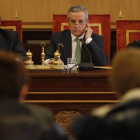 El alcalde, Emilio Gutiérrez, entre el concejal de Hacienda y el portavoz del equipo de gobierno.