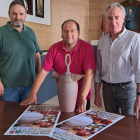 El concejal, el alcalde, y el presidente de los alfareros, ayer. JESÚS F. SALVADORES