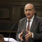 Jorge Fernández Díaz responde al diputado socialista, ayer en el Congreso de los Diputados.