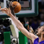 Gasol intenta hacerse con un rebote en el partido de ayer.