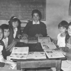 Felisa Rodríguez con sus alumnas de Noceda. DL