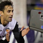 El jugador del Valencia Jonás celebra un gol ante una cámara de televisión.