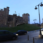 Farolas apagadas en el entorno del castillo de Los Templarios y la iglesia de San Andrés.