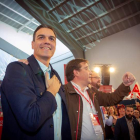 Pedro Sánchez junto al secretario general del PSOE de Extremadura, Fernández Vara. JERO MORALES