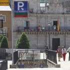 El parking de la plaza del Ayuntamiento, con el consistorio al fondo, es el más caro de la ciudad.