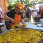 Una monumental paellada se sirvió ayer en el polideportivo de La Robla.