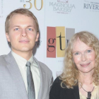 Ronan Farrow con su madre, Mia Farrow, en una ceremonia en Nueva York, en el 2012.