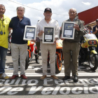 Morla entregó las placas a los expresidentes del Moto Club Falagán, Conrado y Fonfría. FERNANDO OTERO