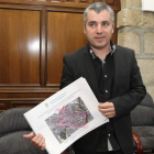 El edil Santiago Macías con parte del inventario.