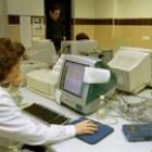 Investigadores trabajando en las instalaciones del Instituto de Biotecnología de la ULE
