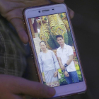 La tia de Ekapol Chanthawong muestra una foto en el móvil del entrenador en la que aparace junto a su abuela.