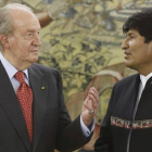 El rey Juan Carlos conversa con el presidente de Bolivia, Evo Morales (d), esta tarde al Palacio de la Zarzuela, donde han mantenido un encuentro aprovechando la escala de Morales en Madrid dentro de su gira europea.