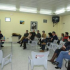 Miembros de la asociación de vecinos, durante la asamblea de ayer.