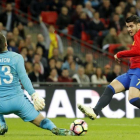 Morata remata ante Heaton durante el Inglaterra-España en Wembley.