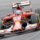 El piloto español Fernando Alonso con su Ferrari.