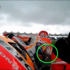 El alerón delantero izquierdo de la Ducati de Iannone golpea el culo de Márquez en Argentina
