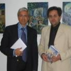El editor Manuel Ramos y el pintor Ramón Pérez, ante algunas obras
