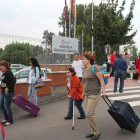 Discapacitados y familiares llegan al centro con sus maletas como acto de protesta.